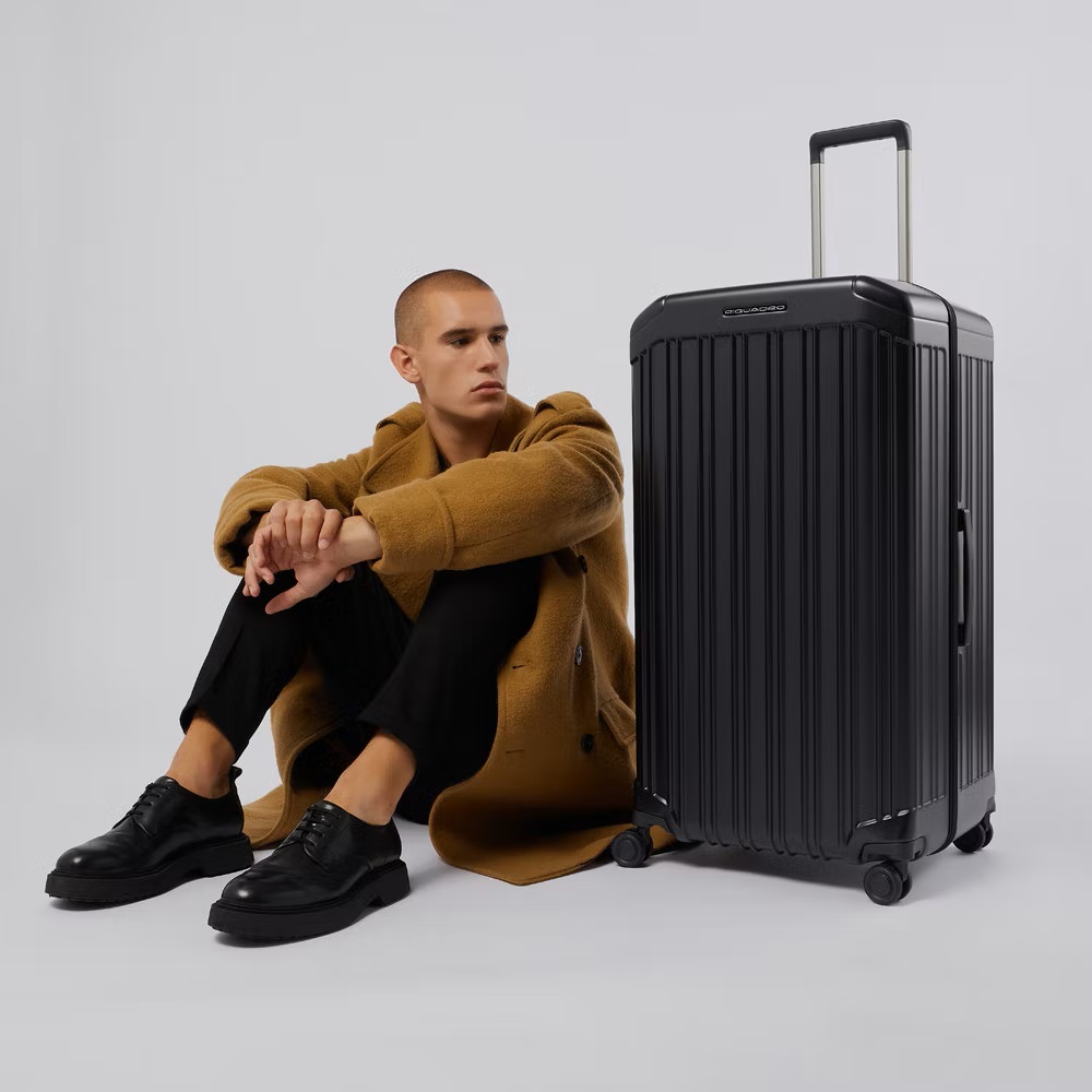 Piquadro PQ-Light Hartschalen Trolley in Trunk-Format mit vier Rolle matt black Piquadro PQ-Light Hartschalen Trolley in Trunk-Format mit vier Rolle matt black