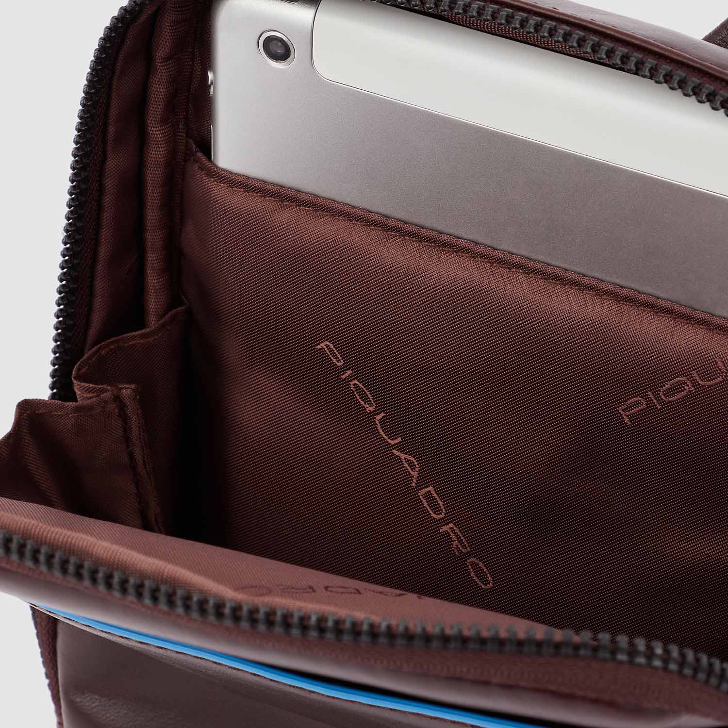 Piquadro Blue Square Revamp Umhängetasche mit iPad®mini-Fach Mahagoni