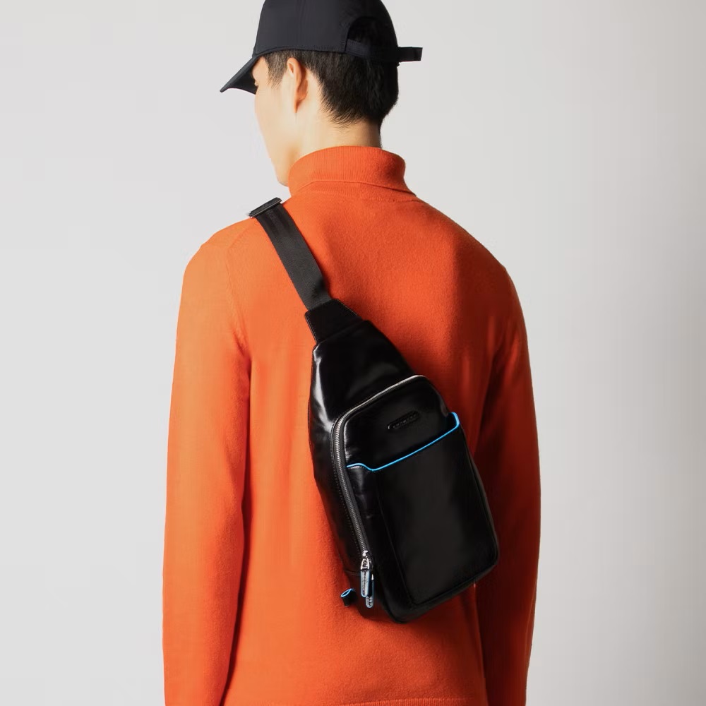 Piquadro Blue Square Querträgertasche mit iPad®-Fach Mahagoni