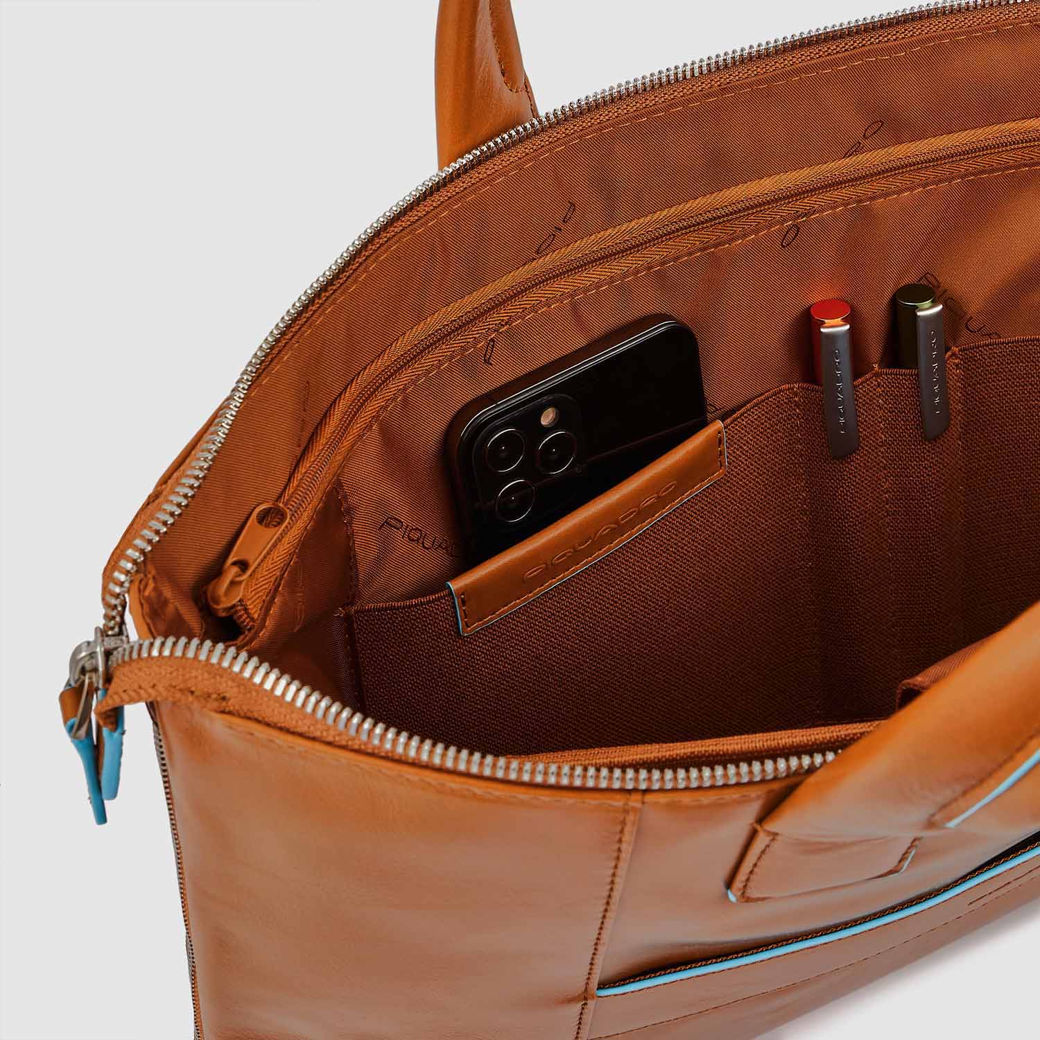 Piquadro Blue Square Schmale, erweiterbare Laptoptasche 15.6" mit Tabletfach sabbia sahara