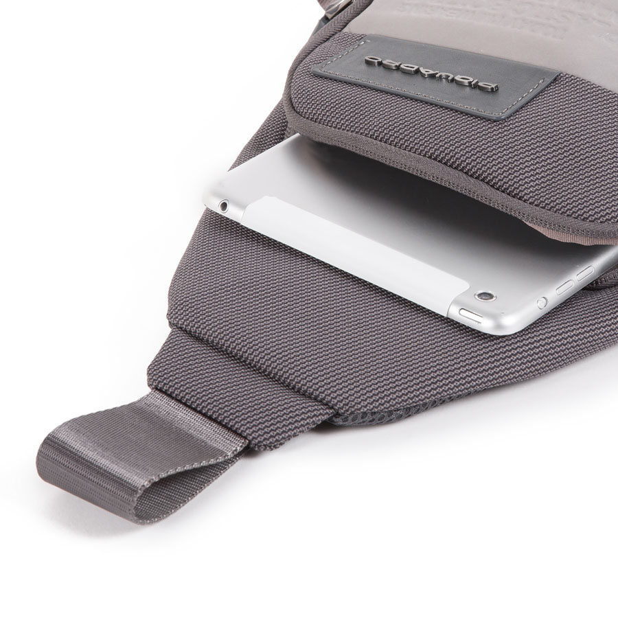 Piquadro Ade Querträgertasche aus recyceltem Stoff blau Piquadro Ade Querträgertasche aus recyceltem Stoff blau