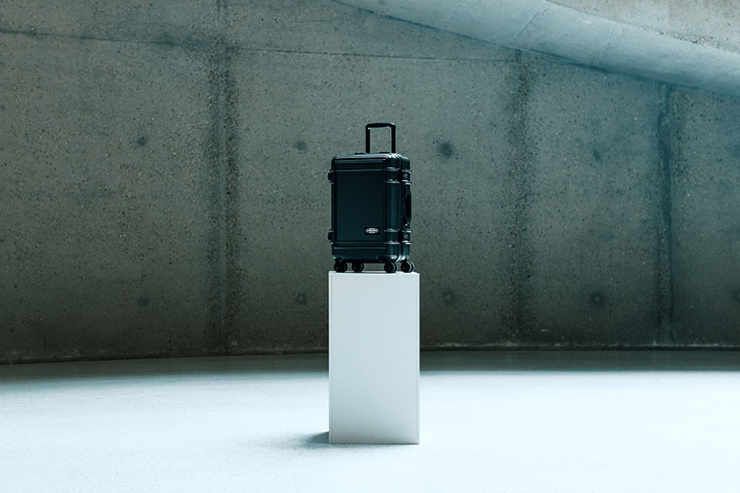 Eastpak RESIST'R CASE L Robuster Hartschalen-Trolley