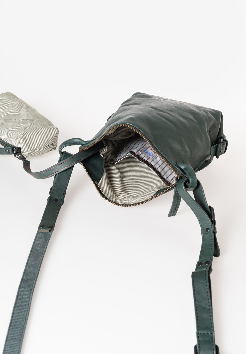 aunts & uncles Grandma's Luxury Club Mrs. Chocolate Cookie Umhängetasche wind