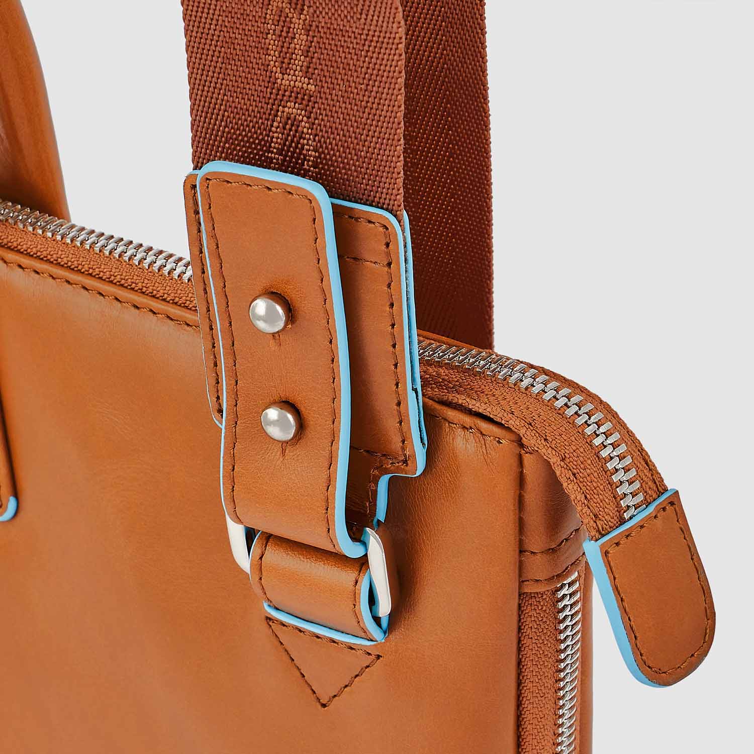 Piquadro Blue Square Schmale, erweiterbare Laptoptasche 15.6" mit Tabletfach sabbia sahara Piquadro Blue Square Schmale, erweiterbare Laptoptasche 15.6" mit Tabletfach sabbia sahara