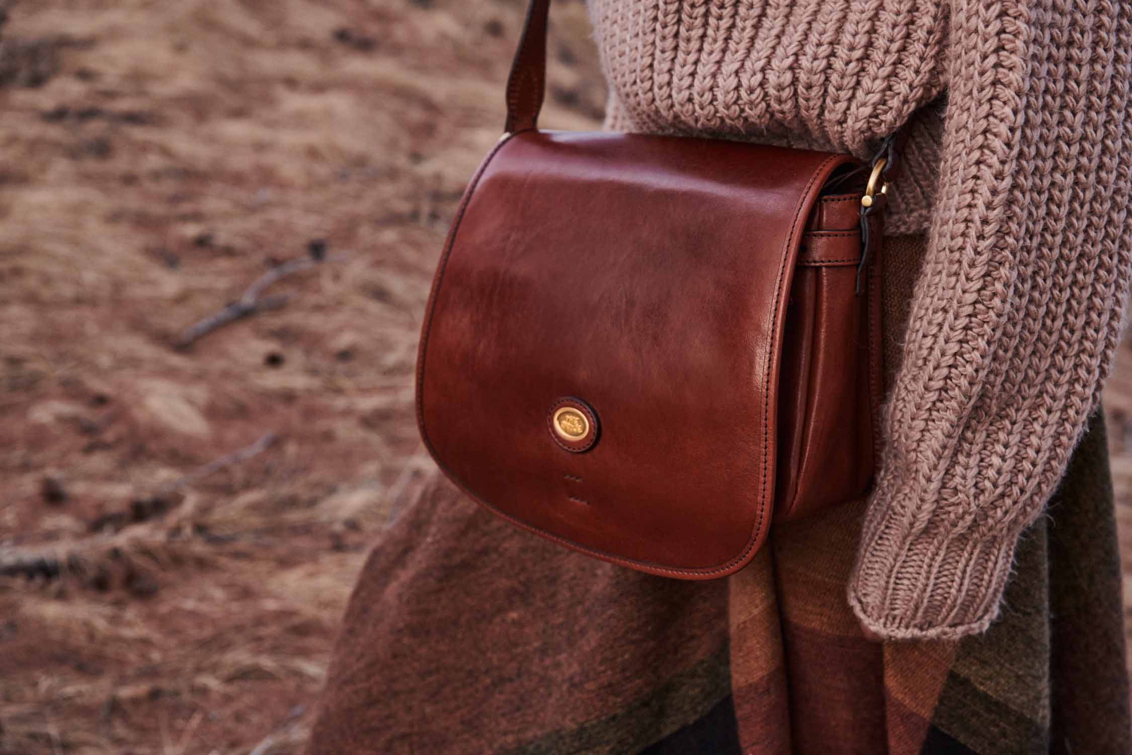 The Bridge Biba Kuriertasche 04362201 Braun/Gold The Bridge Biba Kuriertasche 04362201 Braun/Gold