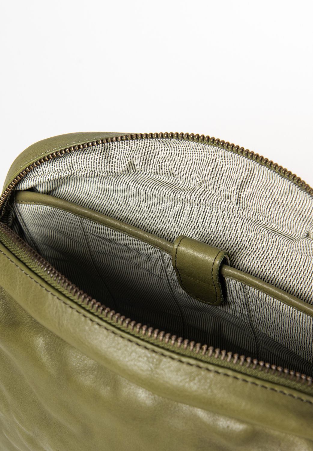 aunts & uncles Grandma's Luxury Club Miss Applepie Umhängetasche olive branch