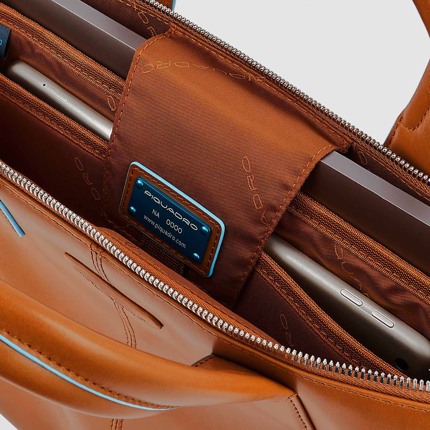 Piquadro Blue Square Schmale, erweiterbare Laptoptasche 15.6" mit Tabletfach sabbia sahara