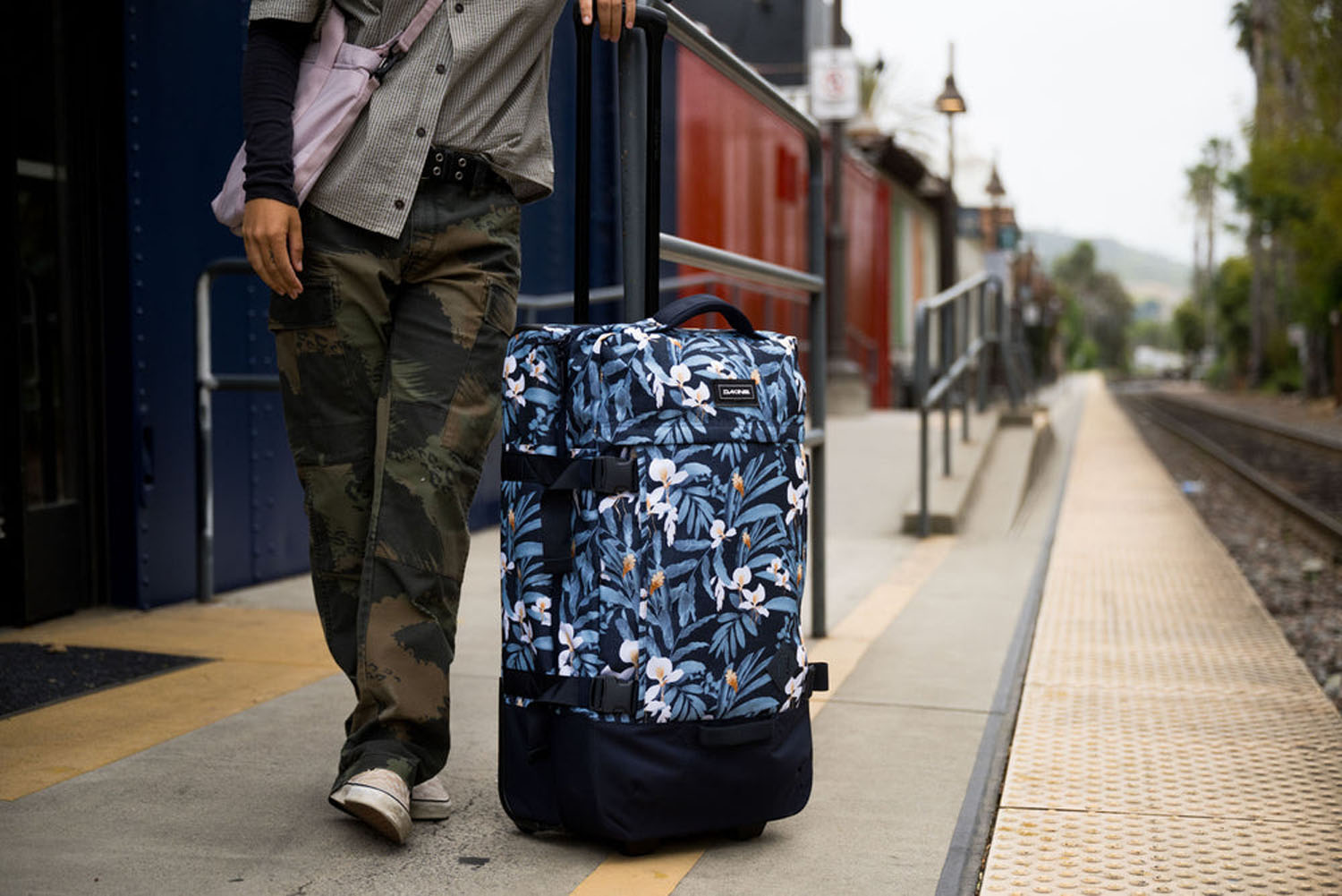 Dakine 365 Roller 75L Reisetasche mit 2 Rollen