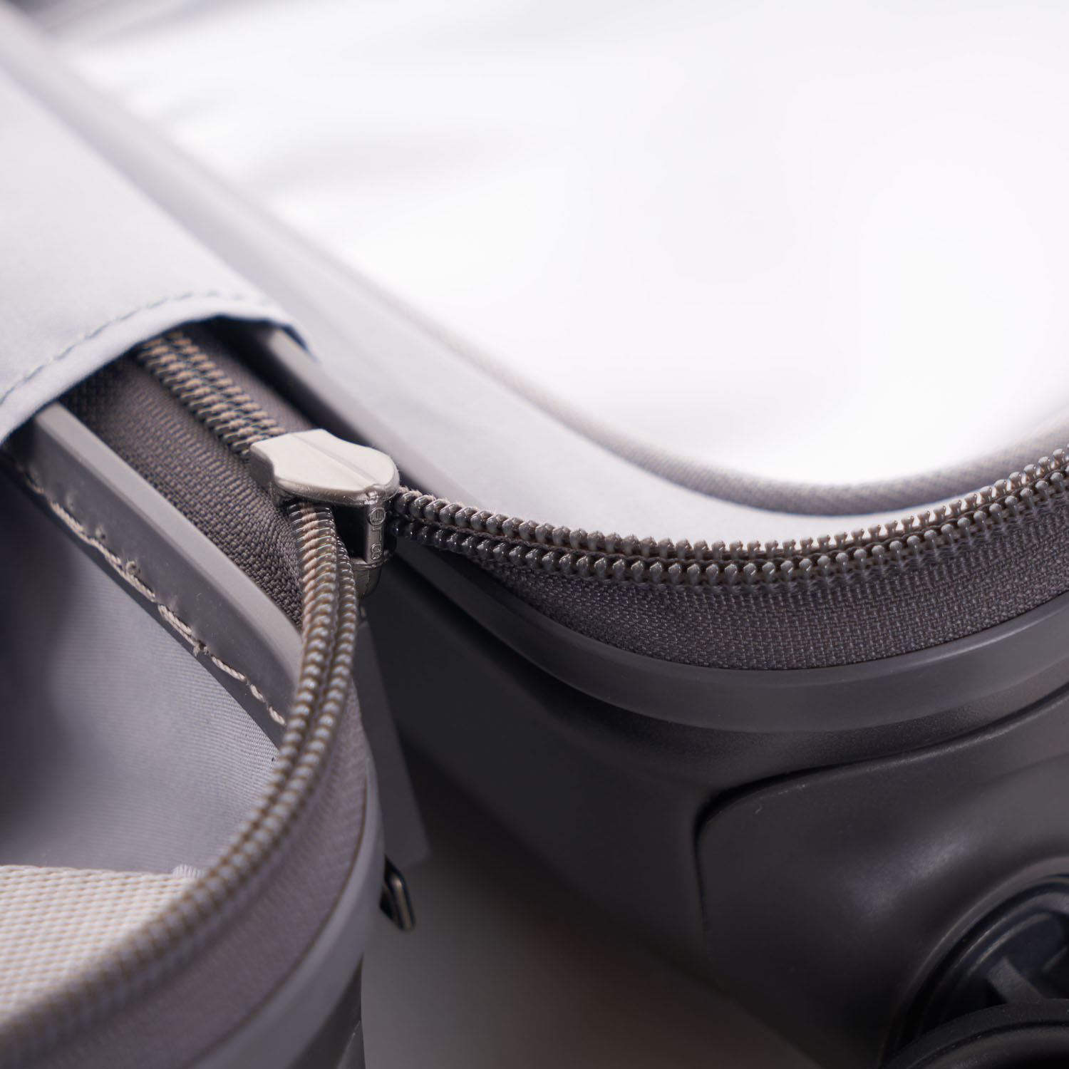 Hedgren Edge Carve XS Cabin Trolley, 4 Rollen, 55cm Charcoal