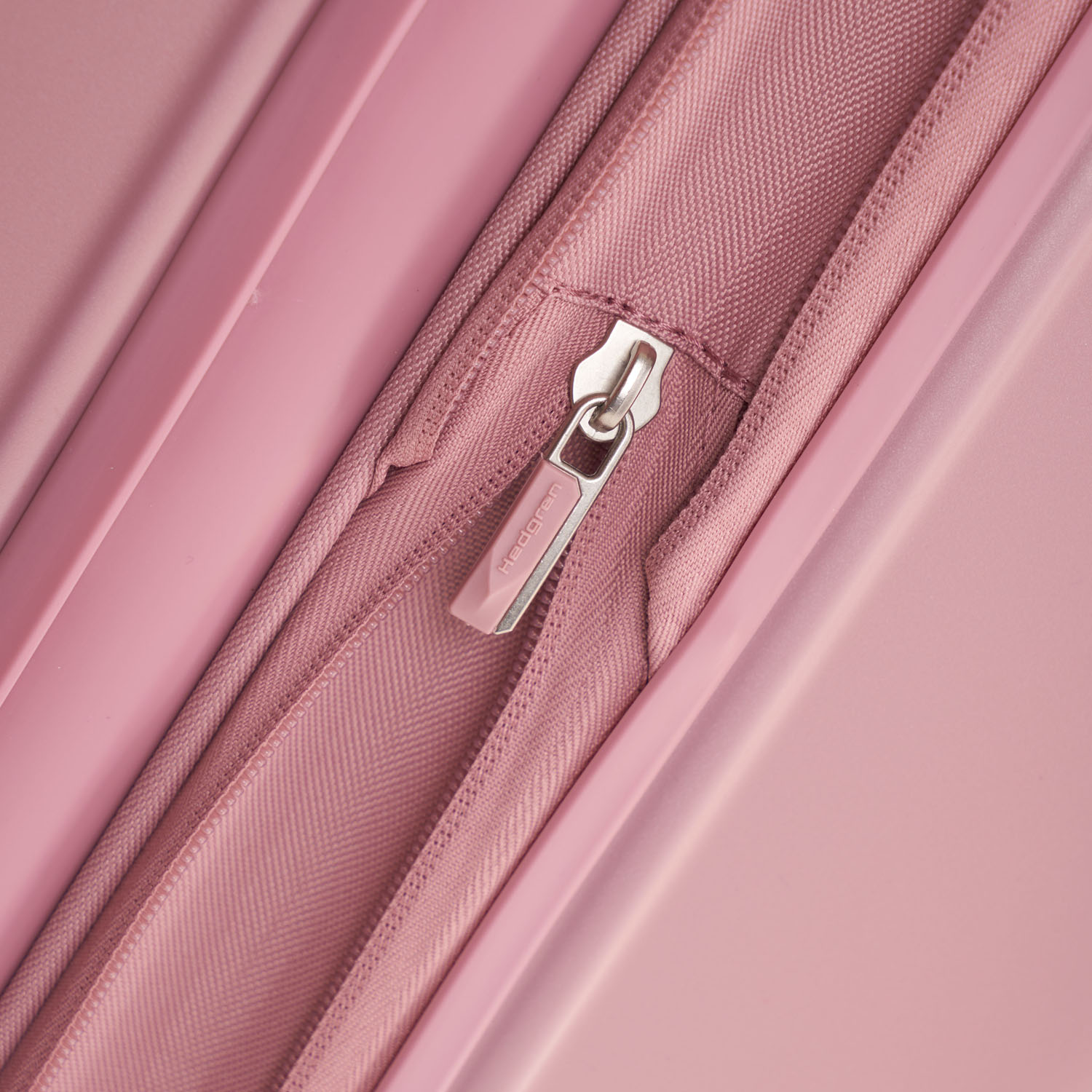 Hedgren Edge Carve L Expandable 4-Rollen-Trolley 76cm Blush Hedgren Edge Carve L Expandable 4-Rollen-Trolley 76cm Blush