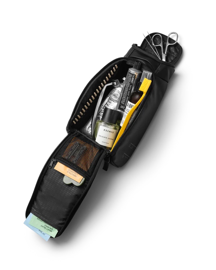 D_b_ Hugger Wash Bag Black Out