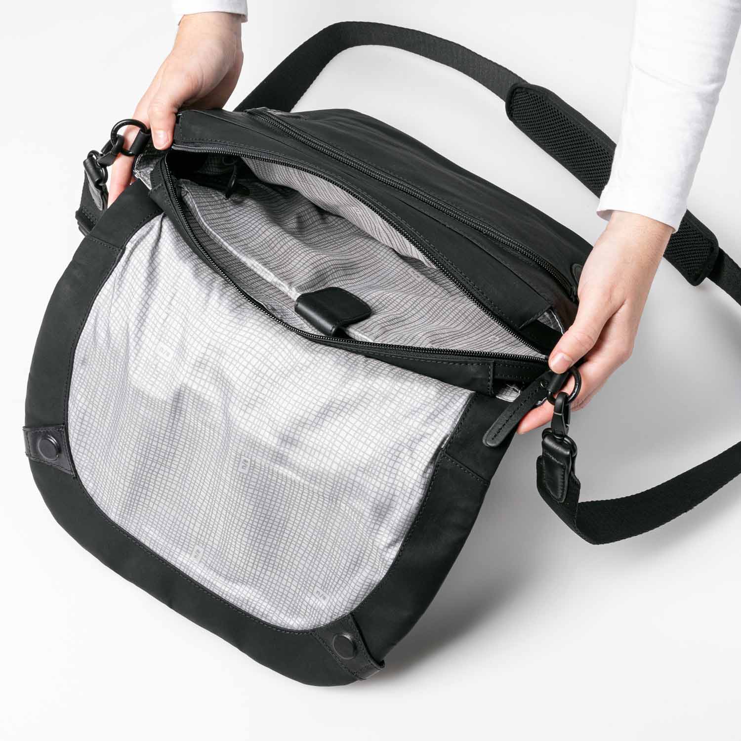 aunts & uncles Japan Matsumoto Messenger Bag black