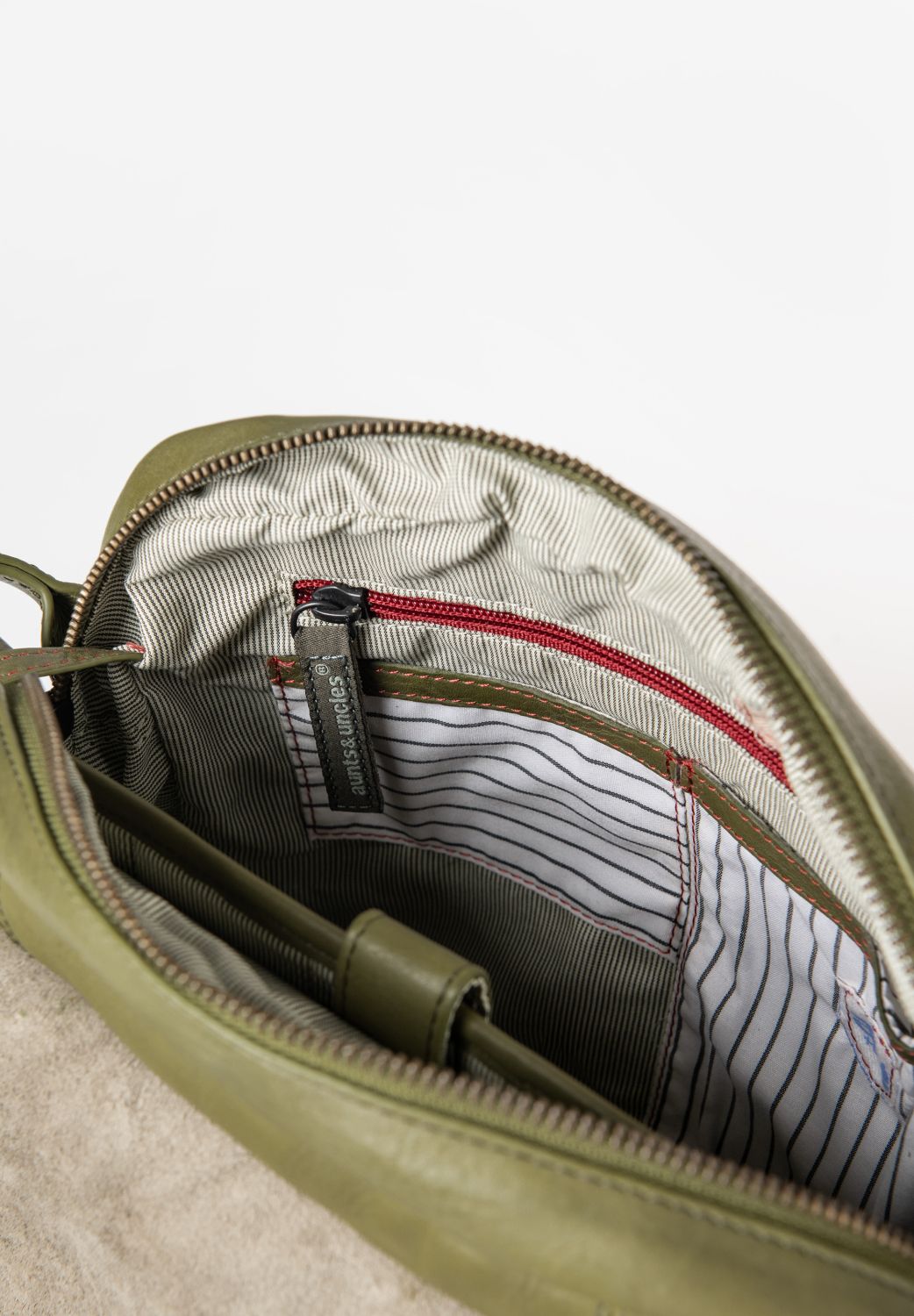 aunts & uncles Grandma's Luxury Club Miss Applepie Umhängetasche olive branch