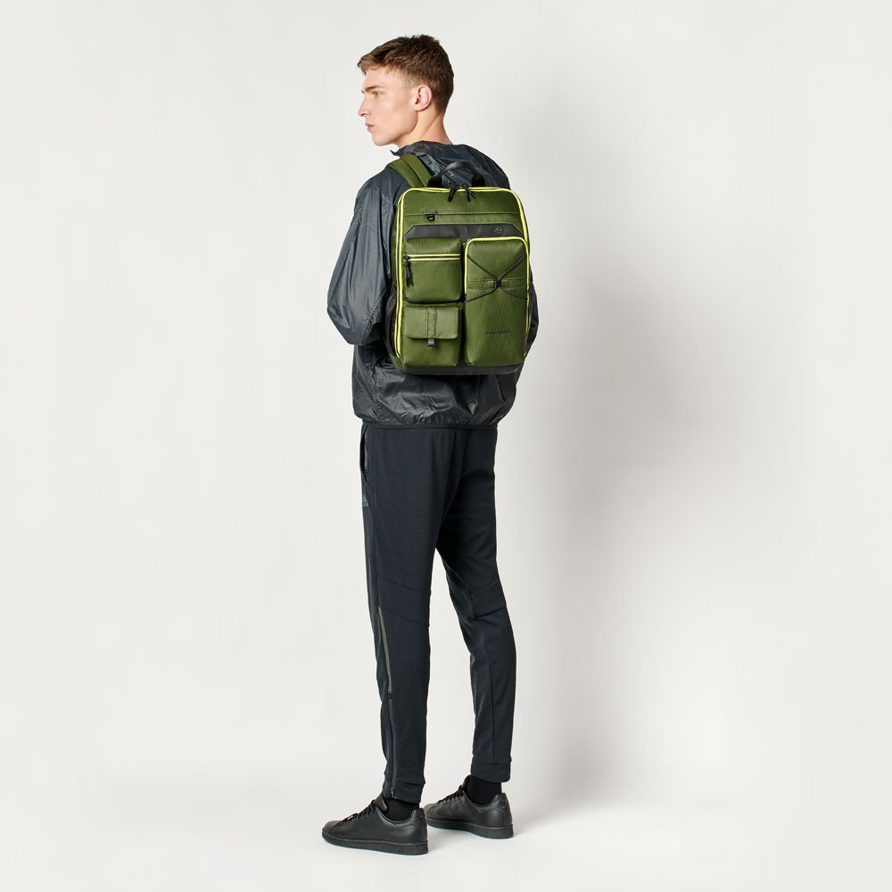 Piquadro Otello Laptoprucksack 14" aus recyceltem Stoff mit iPad®-Fach Olivgrün Piquadro Otello Laptoprucksack 14" aus recyceltem Stoff mit iPad®-Fach Olivgrün