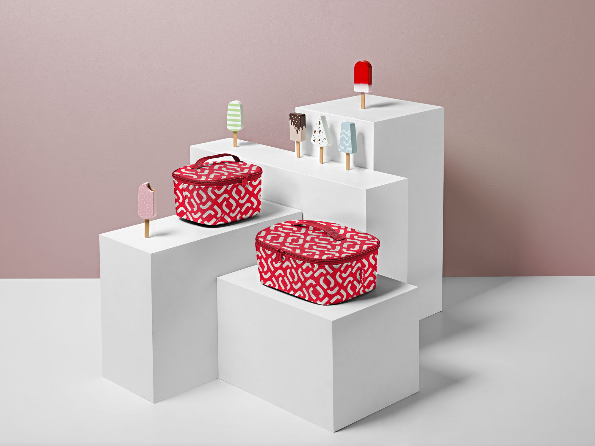 Reisenthel Thermo coolerbag M pocket signature red Reisenthel Thermo coolerbag M pocket signature red