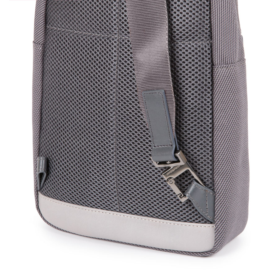 Piquadro Ade Querträgertasche aus recyceltem Stoff blau Piquadro Ade Querträgertasche aus recyceltem Stoff blau