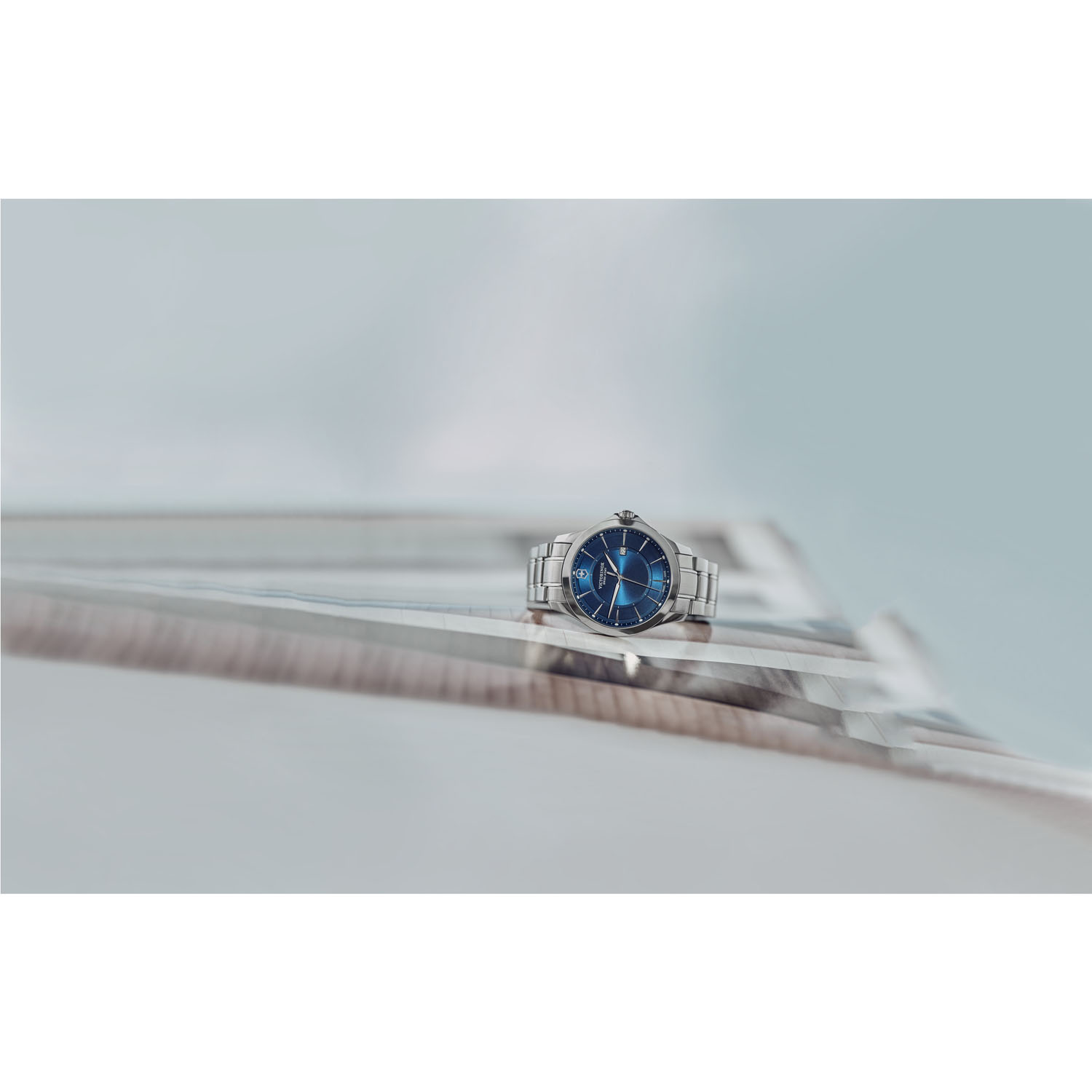 Victorinox Alliance Herrenuhr und Schweizer Taschenmesser im Set blau/silber Victorinox Alliance Herrenuhr und Schweizer Taschenmesser im Set blau/silber