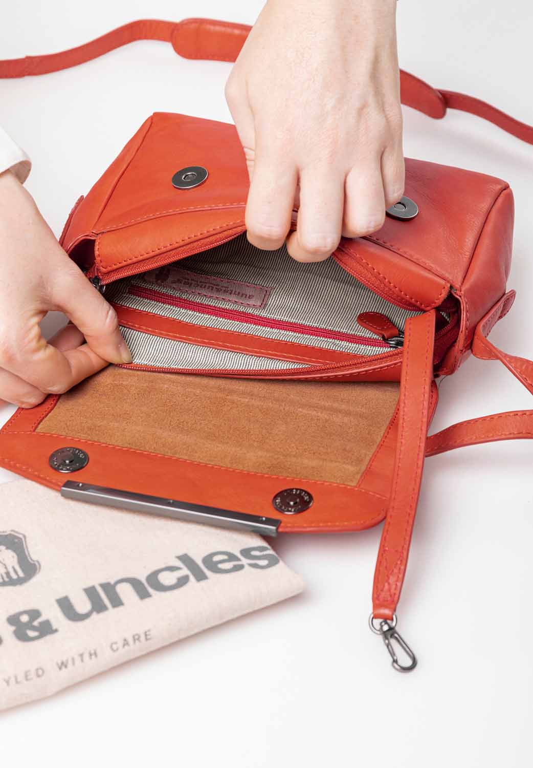 aunts & uncles Grandma's Luxury Club Mrs. Bao Bun Schultertasche rooibos tea aunts & uncles Grandma's Luxury Club Mrs. Bao Bun Schultertasche rooibos tea