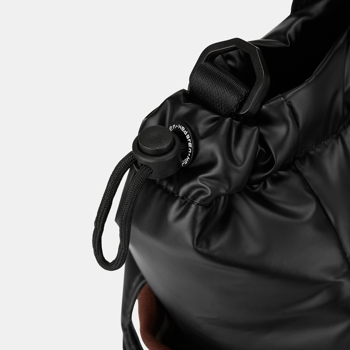 Hedgren Cocoon PUFFER Totebag Black-Würfel-Anhänger Hedgren Cocoon PUFFER Totebag Black-Würfel-Anhänger