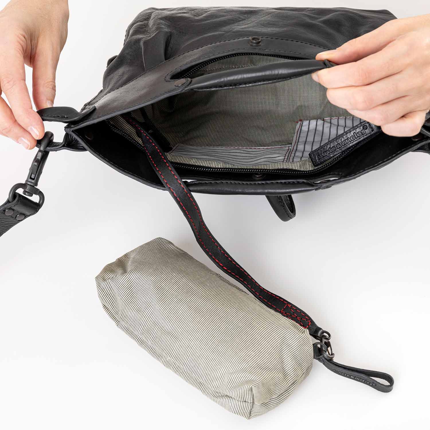 aunts & uncles Grandma's Luxury Club Mrs. Strawberry Muffin Umhängetasche black smoke