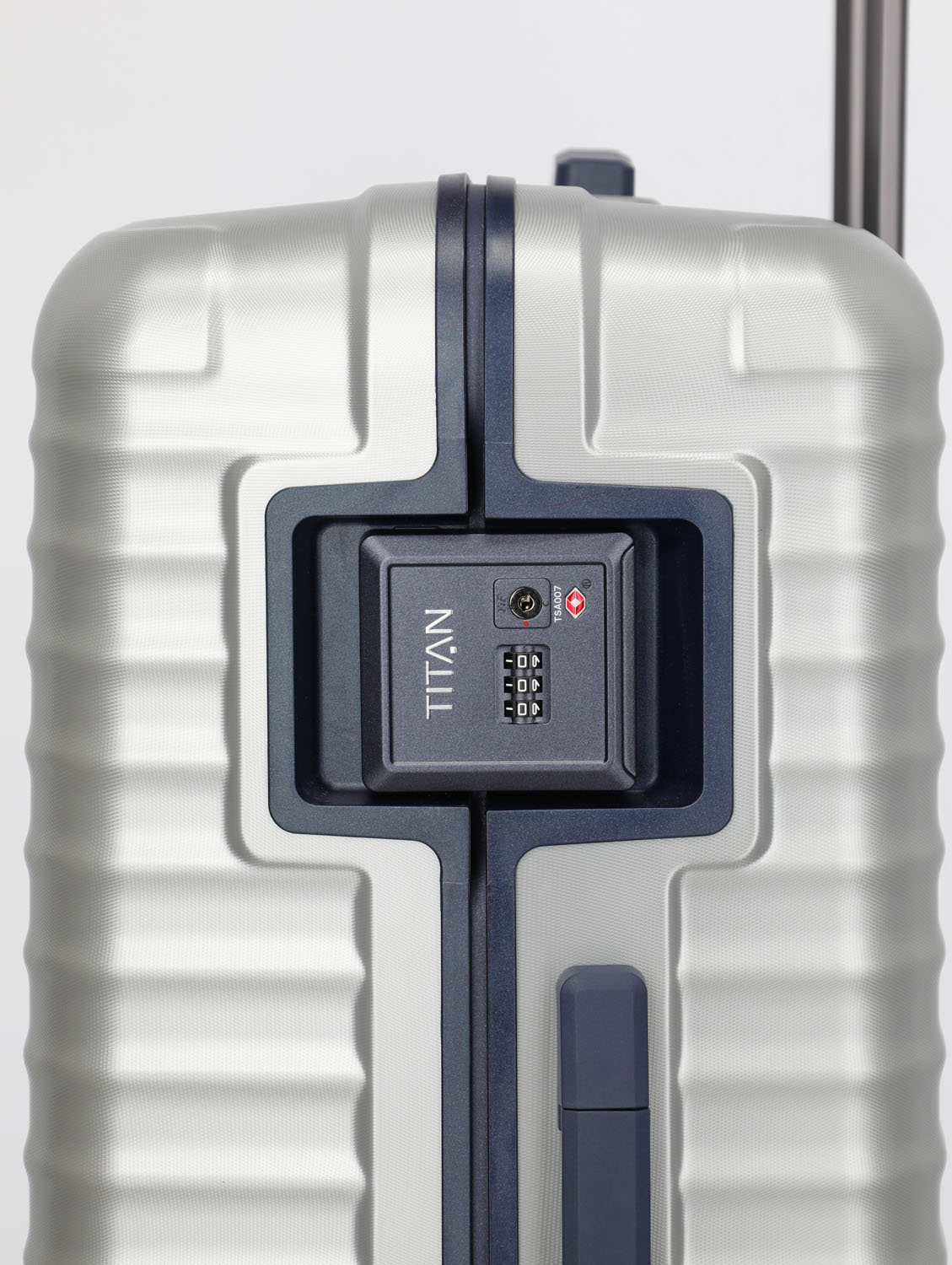 TITAN Litron Frame 4-Rollen Trolley M 69cm LIMITED EDITION + Gratis Hotelgutschein Silber TITAN Litron Frame 4-Rollen Trolley M 69cm LIMITED EDITION + Gratis Hotelgutschein Silber