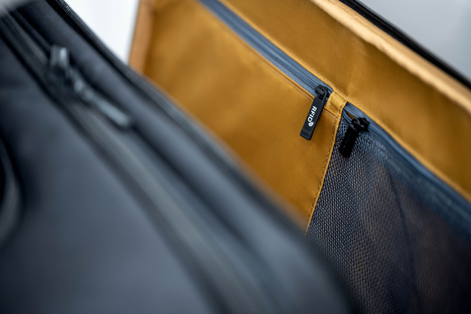 Hedgren Next CARD Rollreisetasche Schwarz