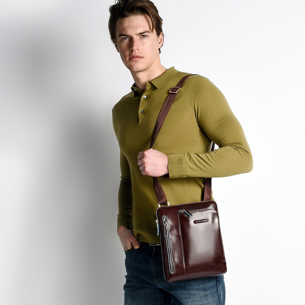 Piquadro Blue Square Umhängetasche mit doppelter Vortasche Schwarz Piquadro Blue Square Umhängetasche mit doppelter Vortasche Schwarz