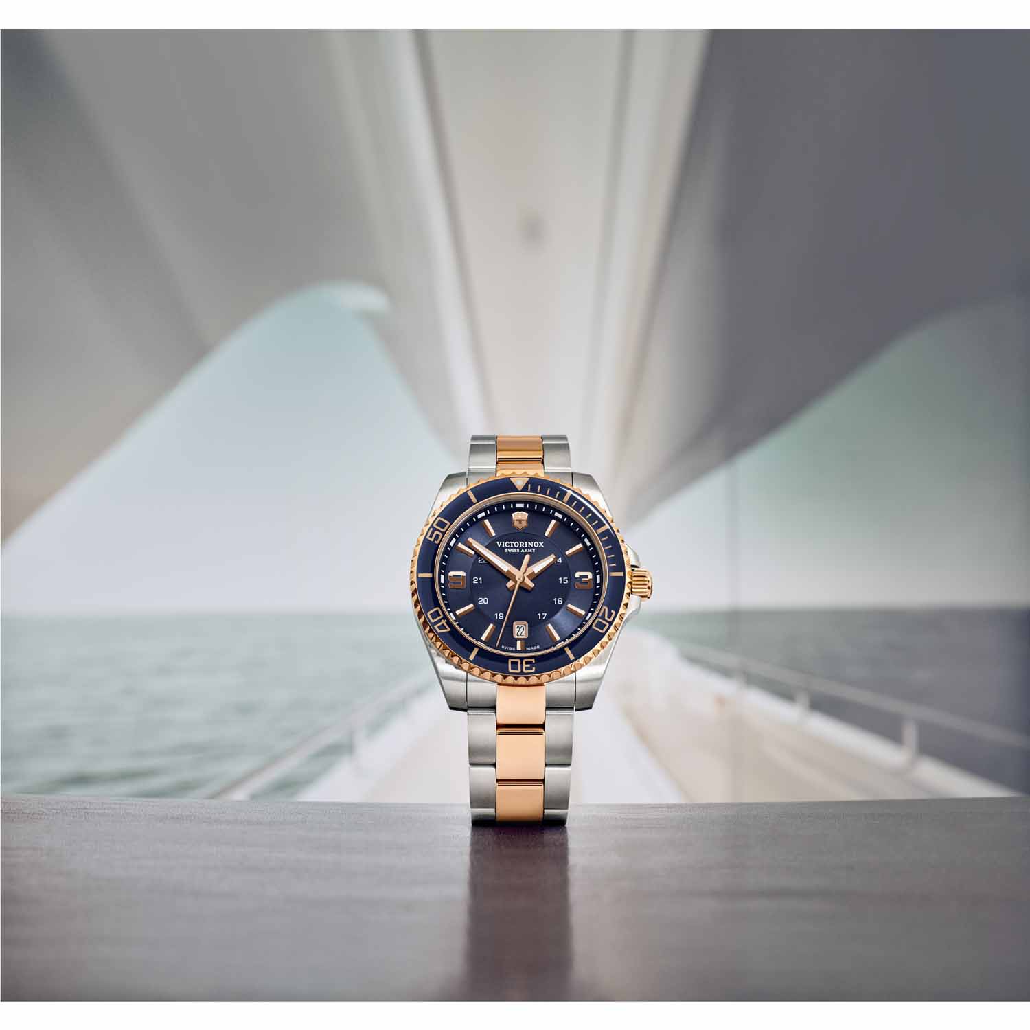 Victorinox Maverick Large 2-tone, 43mm Herrenuhr blue dial, silver/rose-gold Victorinox Maverick Large 2-tone, 43mm Herrenuhr blue dial, silver/rose-gold