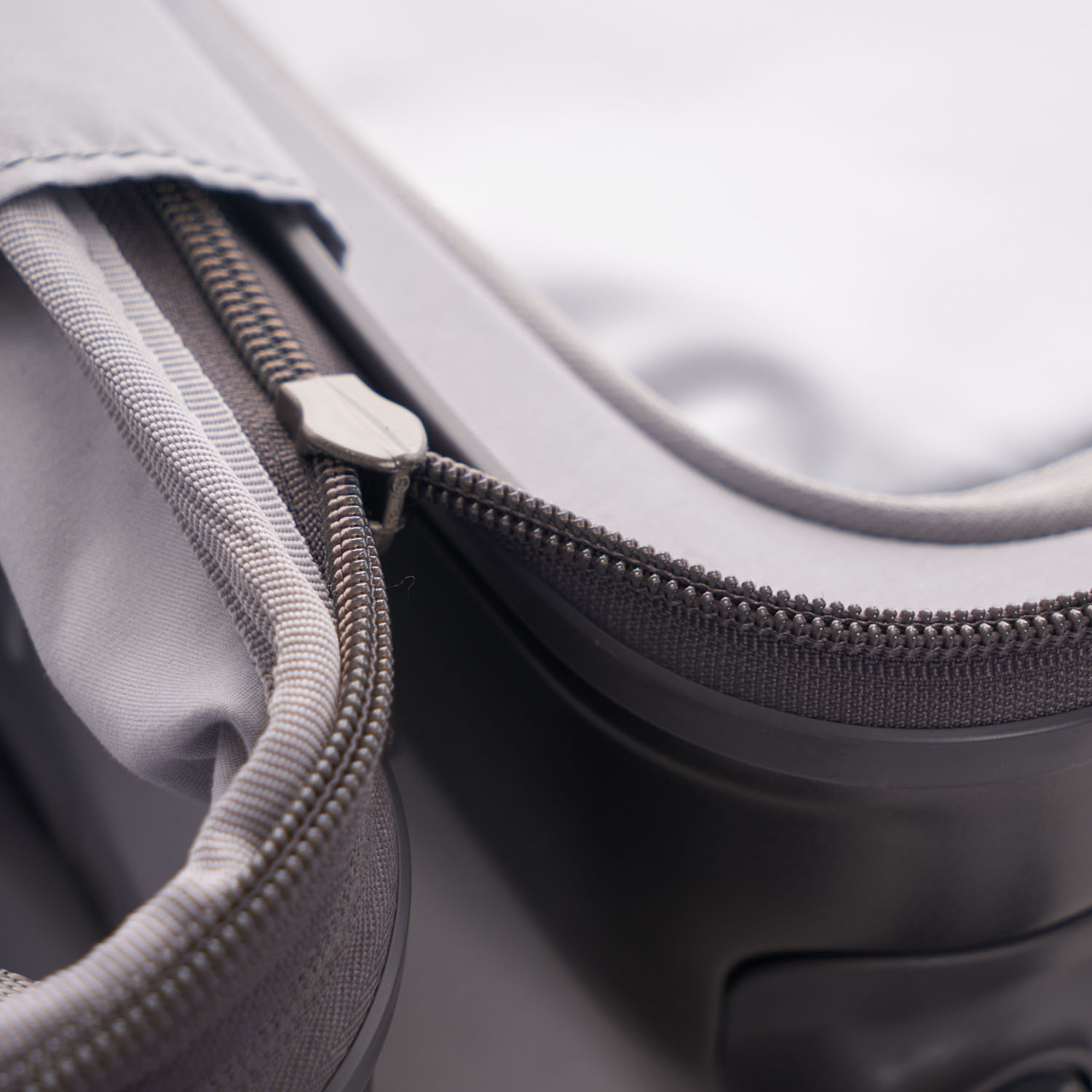 Hedgren Edge Carve M Expandable 4-Rollen-Trolley 67cm Charcoal Hedgren Edge Carve M Expandable 4-Rollen-Trolley 67cm Charcoal