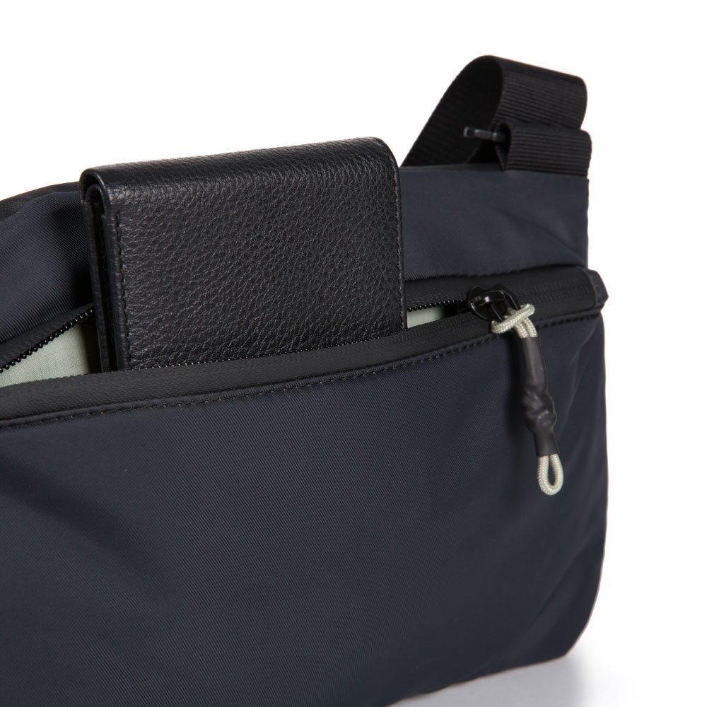 Piquadro PQ-Modular Querträgertasche aus rezykliertem antiviralen Stoff Schwarz Piquadro PQ-Modular Querträgertasche aus rezykliertem antiviralen Stoff Schwarz