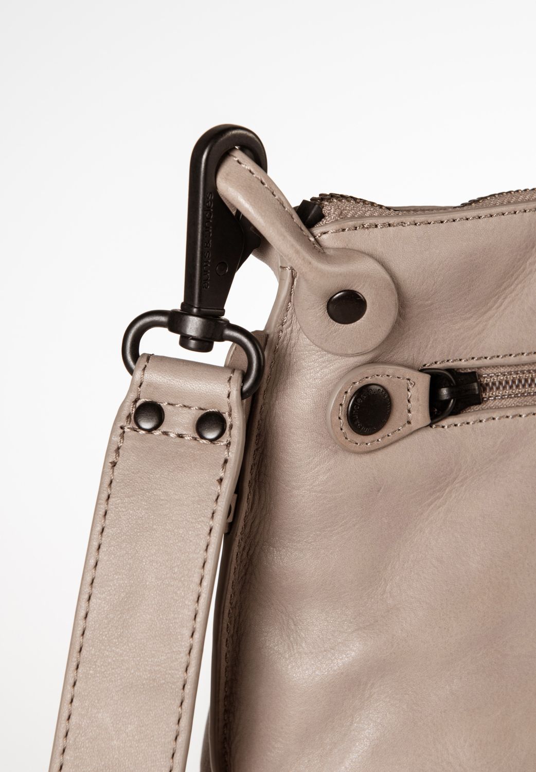 aunts & uncles Grandma's Luxury Club Mrs. Raisin Cookie Umhängetasche vintage khaki aunts & uncles Grandma's Luxury Club Mrs. Raisin Cookie Umhängetasche vintage khaki