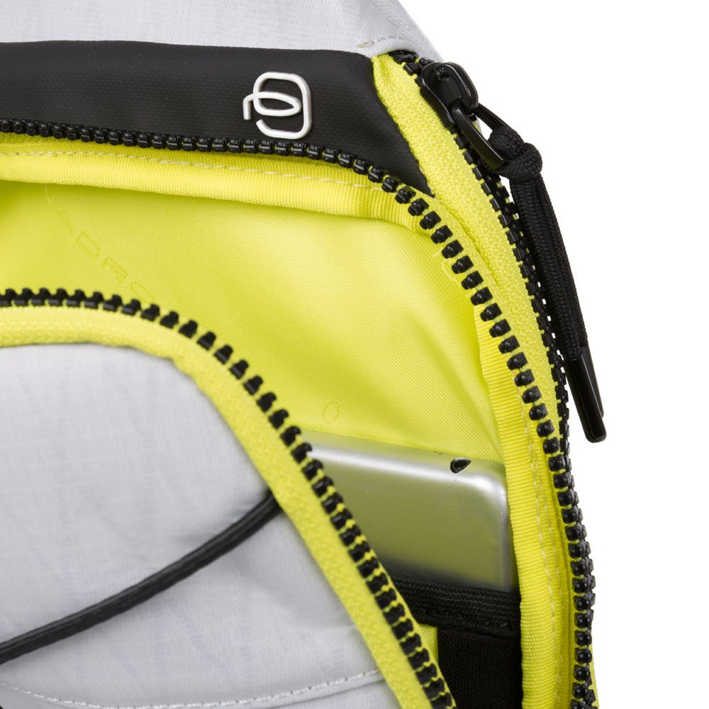 Piquadro Otello Querträgertasche aus recyceltem Stoff Weiß Eis