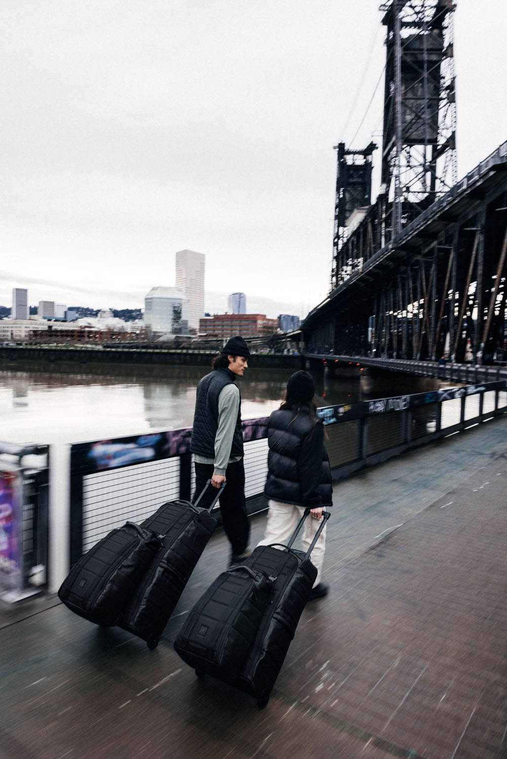 D_b_ Hugger Roller Bag 60L Black Out