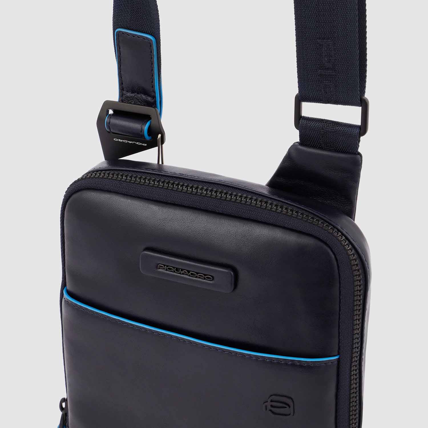 Piquadro Blue Square Revamp Umhängetasche mit iPad®mini-Fach Nachtblau Piquadro Blue Square Revamp Umhängetasche mit iPad®mini-Fach Nachtblau