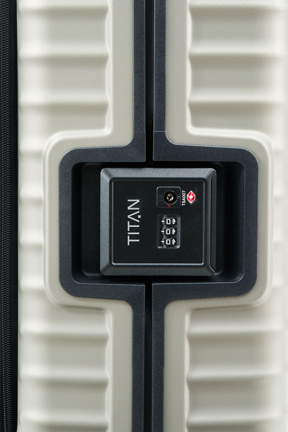 TITAN Litron Frame Trolley S, Handgepäck-Koffer mit Vortasche + Gratis Hotelgutschein Champagner