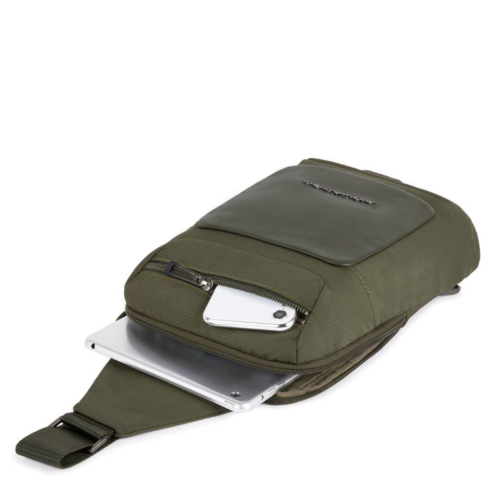 Piquadro Macbeth Querträgertasche aus Leder und recyceltem Olivgrün