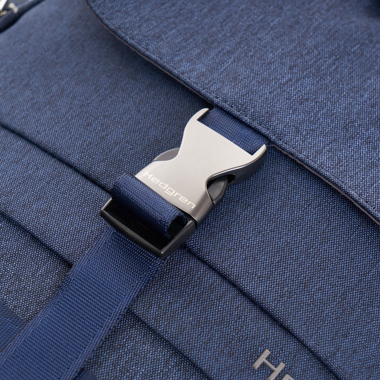 Hedgren Knock Out CASSIEL Rucksack mit Überschlag und Laptopfach 15" Parisian Night Blue Hedgren Knock Out CASSIEL Rucksack mit Überschlag und Laptopfach 15" Parisian Night Blue