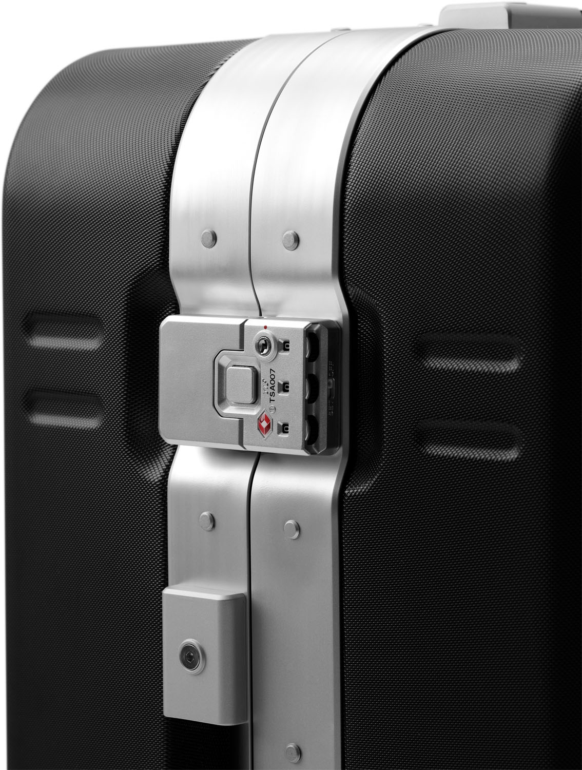 D_b_ Ramverk Pro Check-in Luggage Medium mit Aluminiumrahmen Black Out