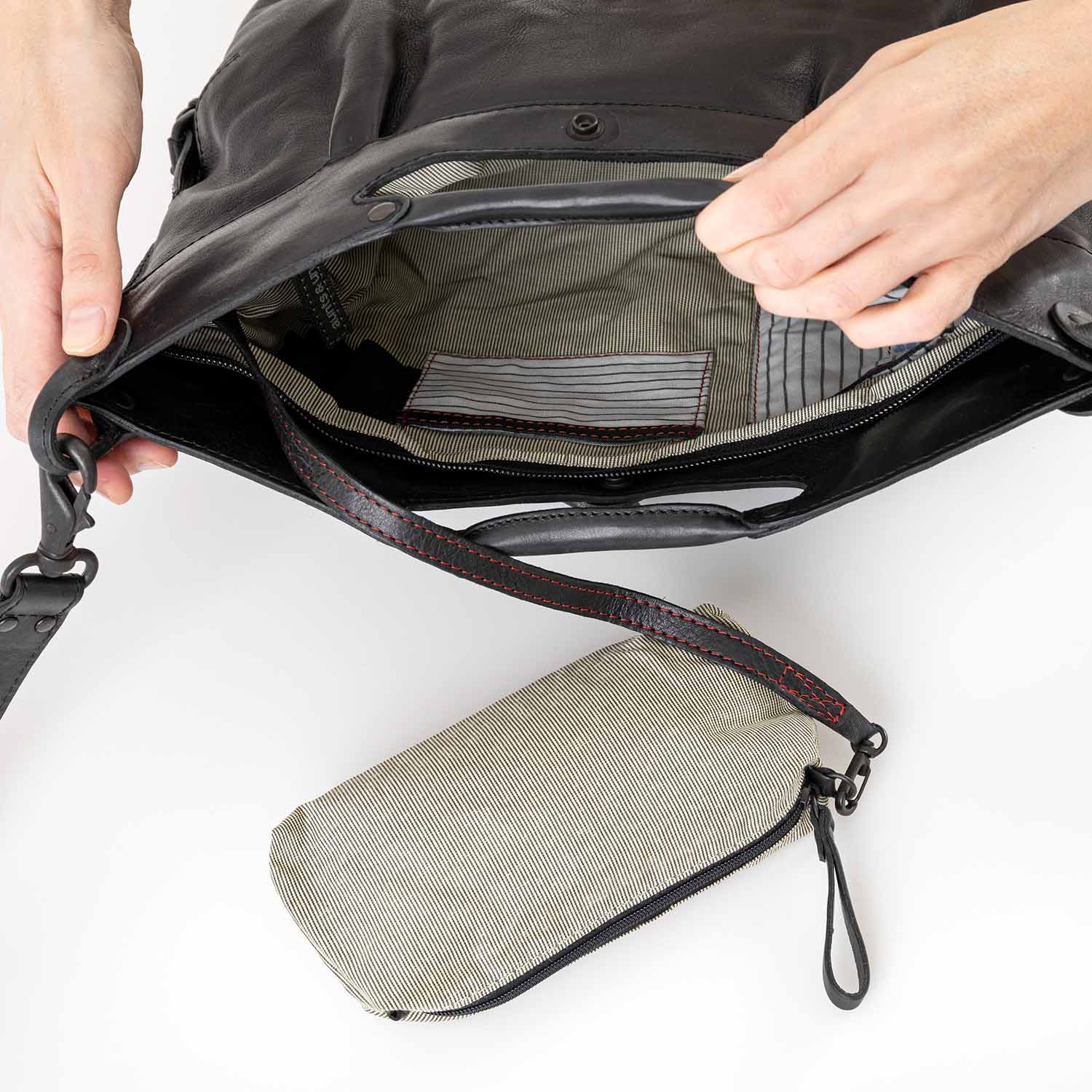 aunts & uncles Grandma's Luxury Club Mrs. Muffin Umhängetasche blacksmoke