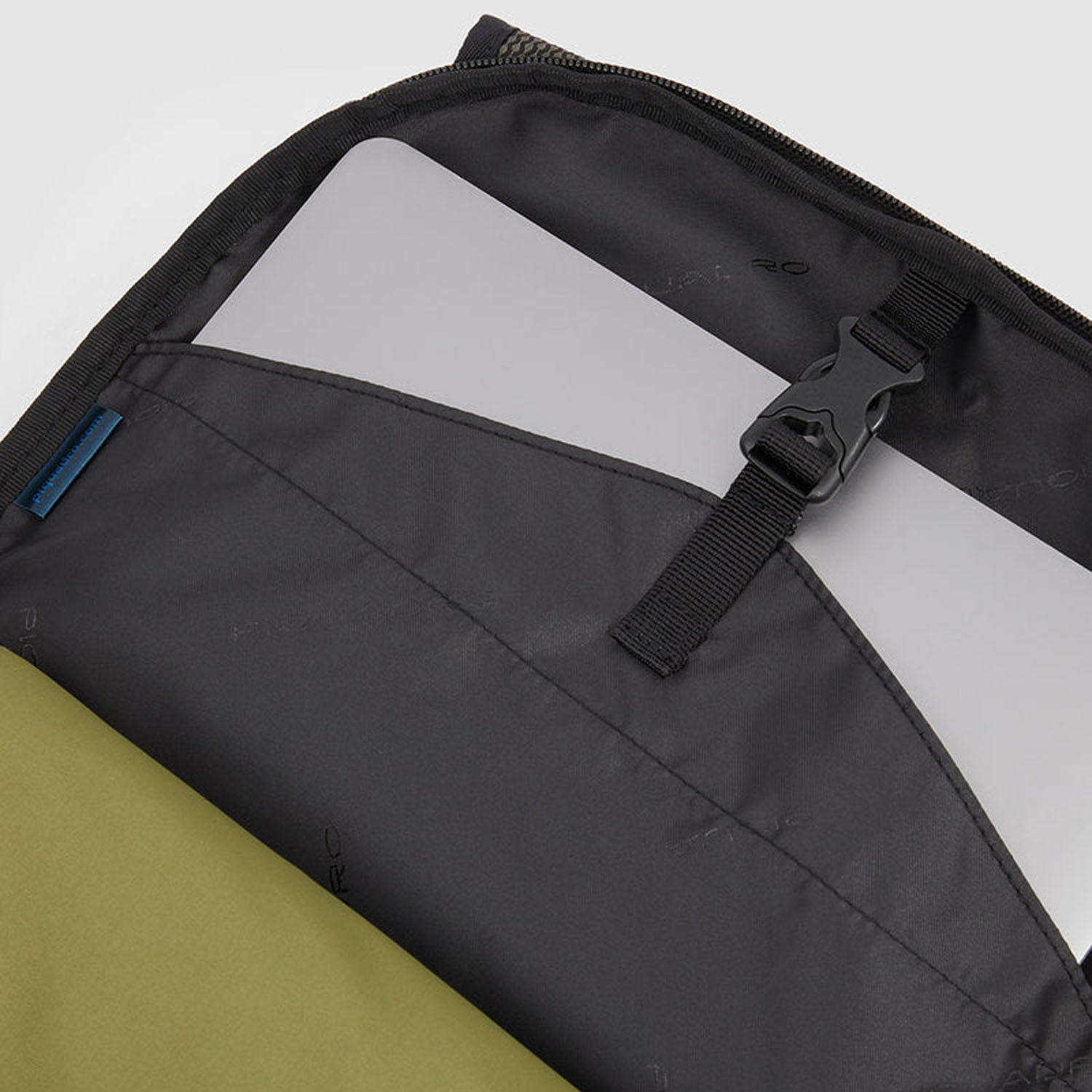 Piquadro Foldable Faltbarer Laptop-Rucksack aus rezykliertem Stoff Militärgrün Piquadro Foldable Faltbarer Laptop-Rucksack aus rezykliertem Stoff Militärgrün